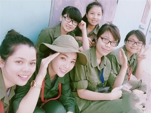 "Bóc mẽ" nhan sắc thật của các mỹ nhân Việt khi học quân sự ảnh 2
