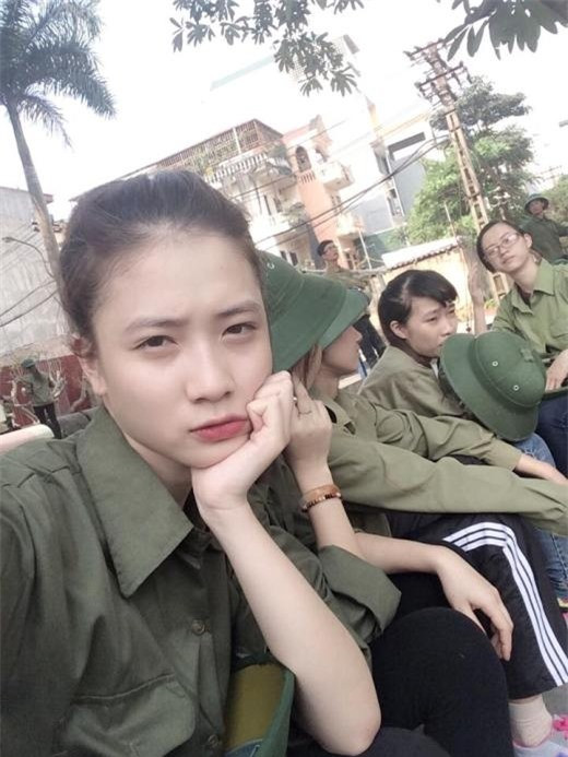 "Bóc mẽ" nhan sắc thật của các mỹ nhân Việt khi học quân sự ảnh 10