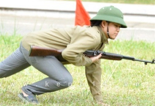 "Bóc mẽ" nhan sắc thật của các mỹ nhân Việt khi học quân sự ảnh 6