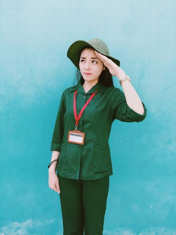 "Bóc mẽ" nhan sắc thật của các mỹ nhân Việt khi học quân sự ảnh 1