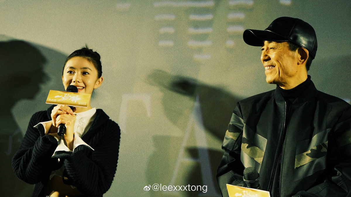 Theo Sina, trong rất nhiều nữ diễn viên trẻ của Trung Quốc được ra mắt mỗi ngày, Lưu Hạo Tồn gây chú vì cô được đạo diễn Trương Nghệ Mưu o bế từ lâu. Ông được gọi với biệt danh "quốc sư giới điện ảnh Trung Quốc" vì nhiều thành tựu xuất sắc.