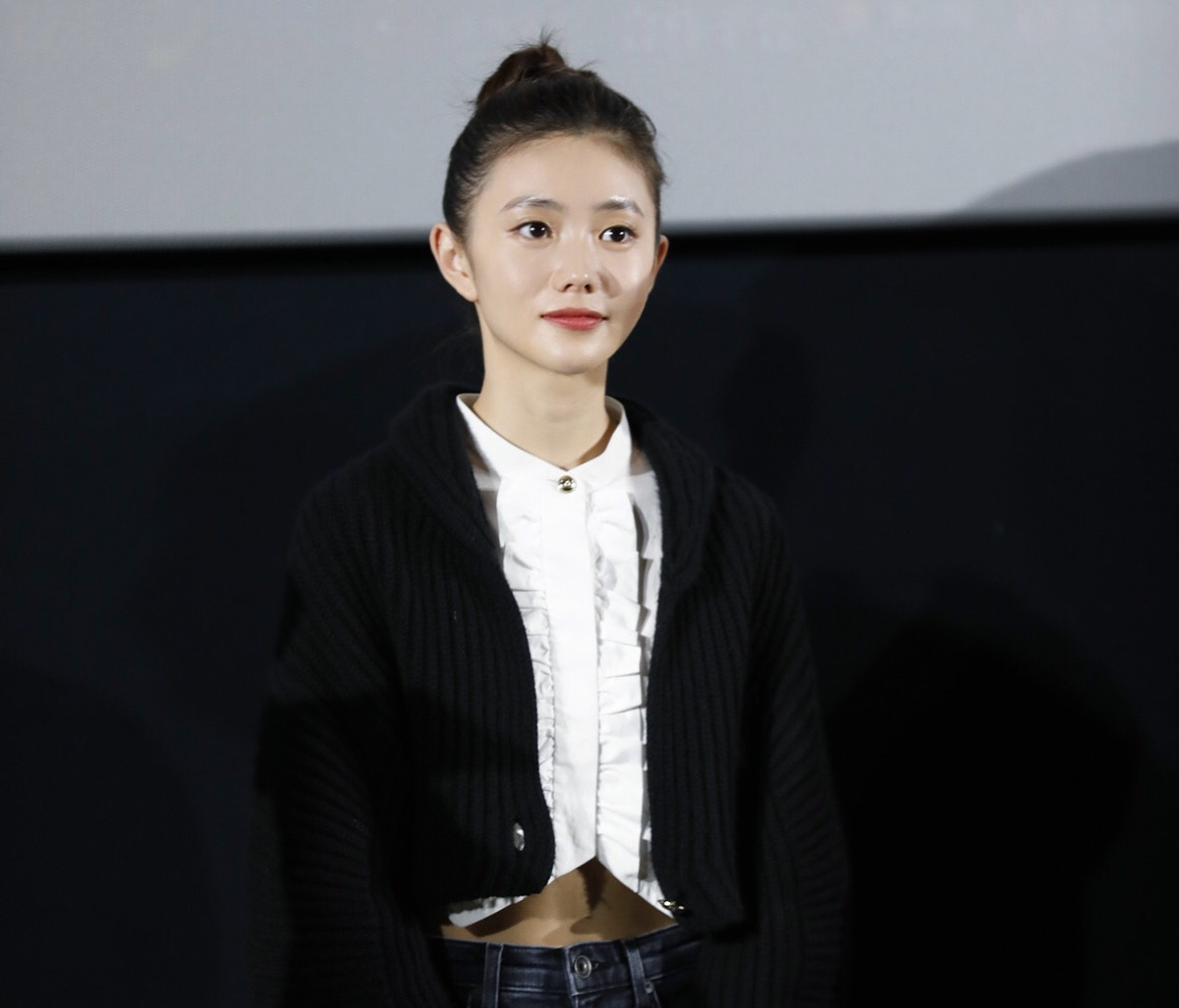 Khi đó, Lưu Hạo Tồn vẫn đang học trung học. Trương Nghệ Mưu nói với cô: "Đừng hành động bừa bãi, giữ hình ảnh trong sạch, sớm muộn gì chú cũng tìm cháu đóng phim. Hai năm sau, đạo diễn Trương muốn tìm diễn viên nữ đóng chính trong One Second. Lưu Hạo Tồn được ký hợp đồng và huấn luyện.