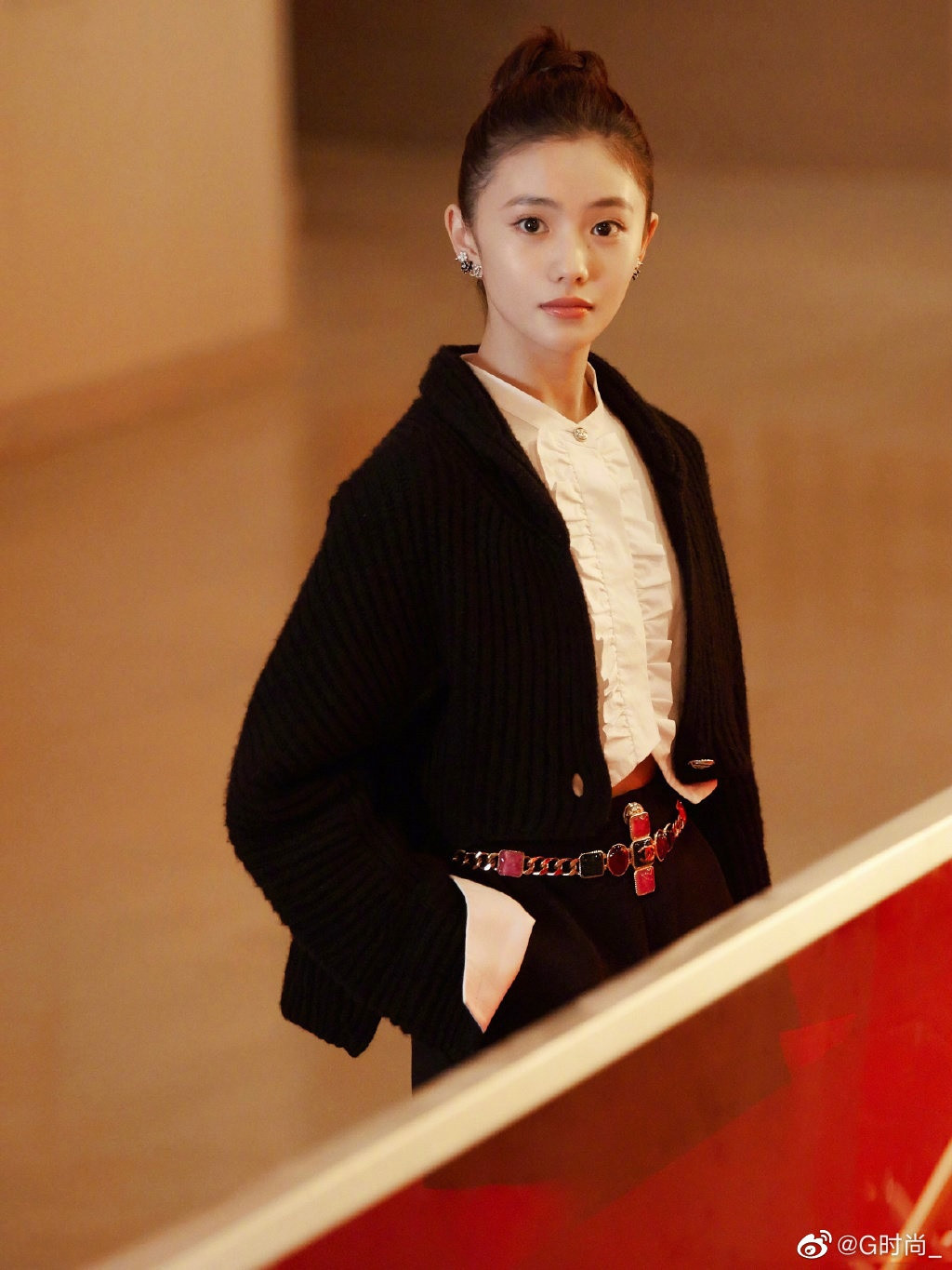 Theo Trương Nghệ Mưu, ông từng dự định để Lưu Hạo Tồn diễn vai công chúa Thanh Bình trong tác phẩm Ảnh từ năm 2018. Tuy nhiên, sau khi sửa lại kịch bản, Quan Hiểu Đồng phù hợp với tuổi tác của nhân vật hơn, nên vị đạo diễn đã thay đổi diễn viên.