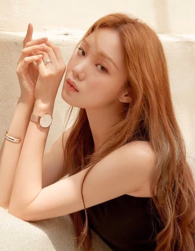 Taeyeon (SNSD) và Lee Sung Kyung cũng xinh đẹp với màu tóc nâu caramel. Màu này được pha từ sắc nâu và đỏ, giúp làm sáng da. Trang Girl Style nhận xét: "Nó nhìn đẹp trên cả tóc thẳng và tóc xoăn. Nếu bạn đang tìm kiếm một màu tóc không quá rực rỡ nhưng vẫn gây chú ý, đây là màu nên thử". Ảnh: @taeyeon_ss, Vogue.