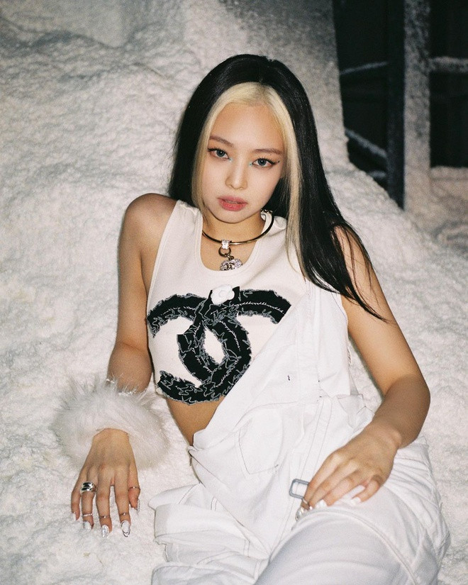  1. Nhuộm mái: Sau khi MV How you like that được ra mắt, kiểu tóc độc đáo của Jennie (BlackPink) nhanh chóng trở thành xu hướng nhuộm tóc mới trong giới trẻ. Kiểu đầu phù hợp với các bạn trẻ muốn có diện mạo "chất ngầu" nhưng không muốn tẩy quá nhiều. Dân mạng Việt còn so sánh nó với kiểu tóc của nhân vật Dương Quá trong phim Thần điêu đại hiệp. Ảnh: @jennierubyjane.