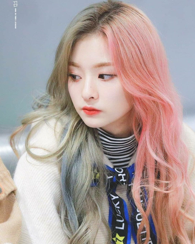  3. Tóc hai màu: Tóc nhuộm hai màu thích hợp cho những cô gái có cá tính mạnh. Tông màu sáng thường được các nữ thần tượng Hàn Quốc chọn khi nhuộm tóc theo cách này. Tuy nhiên, kiểu này khá kén da và gương mặt. Bên cạnh đó, nó đòi hỏi sự chăm sóc đặc biệt để tránh phai màu nham nhở. Ảnh: avec_lumiere, fromis_9.