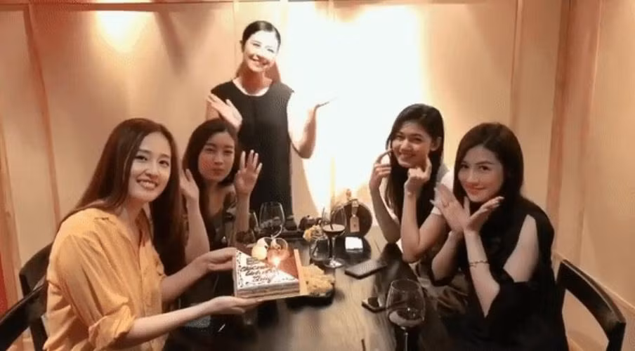 Hoi ban than cua hoa hau Viet toan 