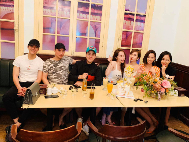 Hoi ban than cua hoa hau Viet toan 