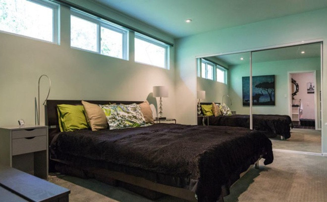 Phòng ngủ rộng rãi, sang trọng, được trang bị đầy đủ các tiện nghi cần thiết.