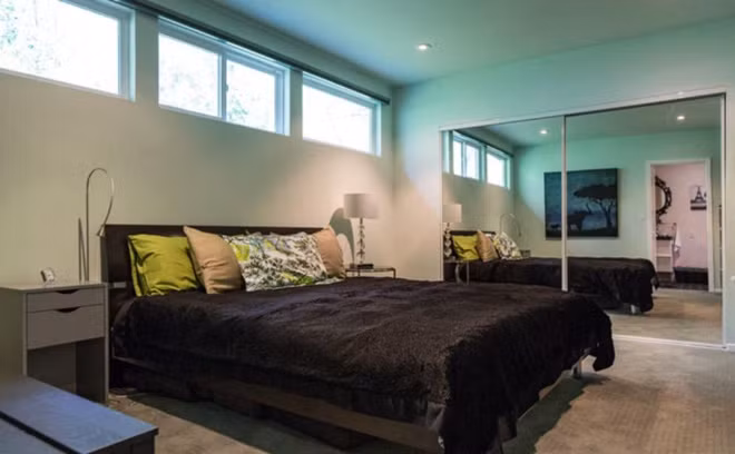 Phòng ngủ rộng rãi, sang trọng, được trang bị đầy đủ các tiện nghi cần thiết.