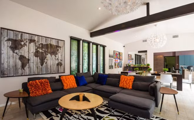 Phòng khách sáng sủa, thoáng đãng, được thiết kế theo phong cách cởi mở. Căn phòng được trang hoàng bởi những nội thất không cầu kỳ nhưng được bài trí tinh tế.