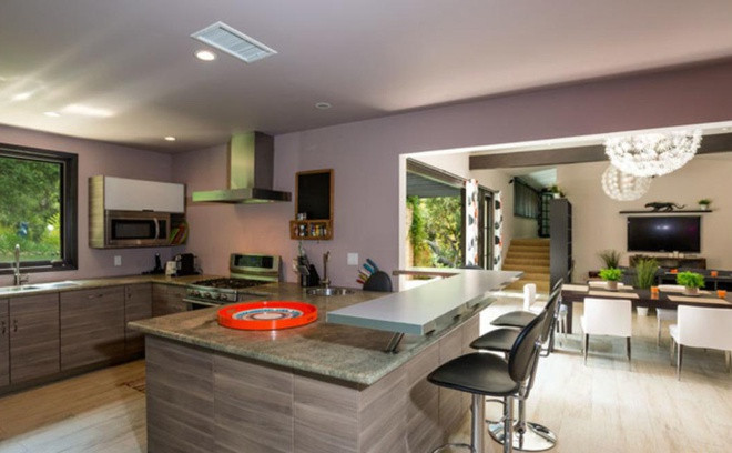 Nhà bếp hiện đại, gọn gàng, sáng sủa, được trang bị nhiều công cụ nấu nướng sang trọng và cao cấp.