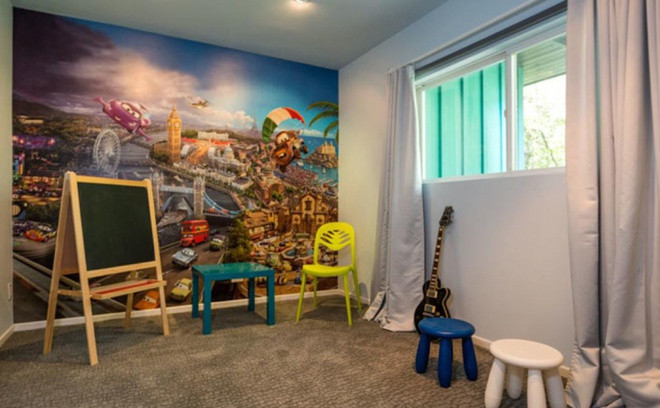 Một studio sặc sỡ với các màu sắc bắt mắt là một tiện ích đặc biệt được nữ ca sĩ trang bị cho căn biệt thự.