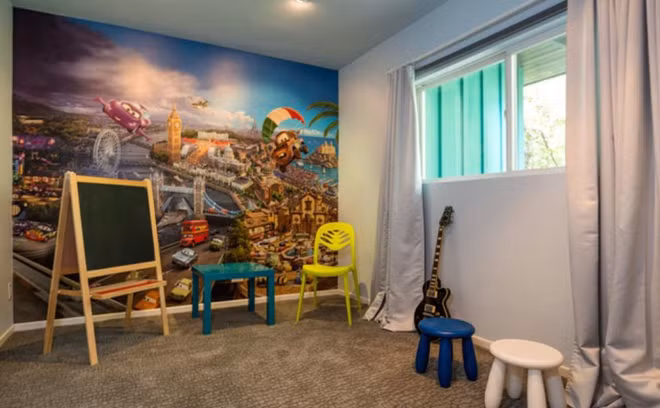 Một studio sặc sỡ với các màu sắc bắt mắt là một tiện ích đặc biệt được nữ ca sĩ trang bị cho căn biệt thự.