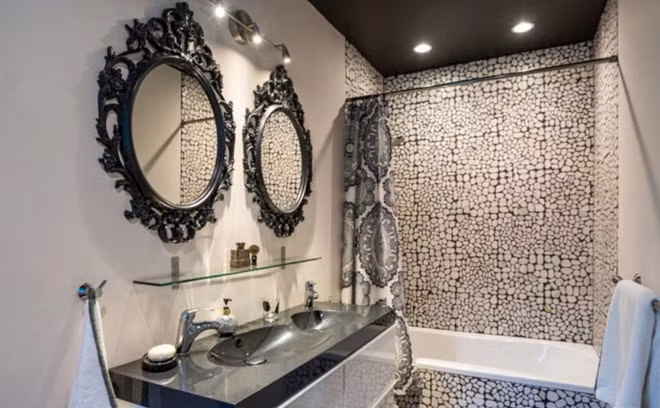 Phòng tắm xa hoa, trang nhã với những họa tiết, hoa văn độc đáo, lạ mắt.