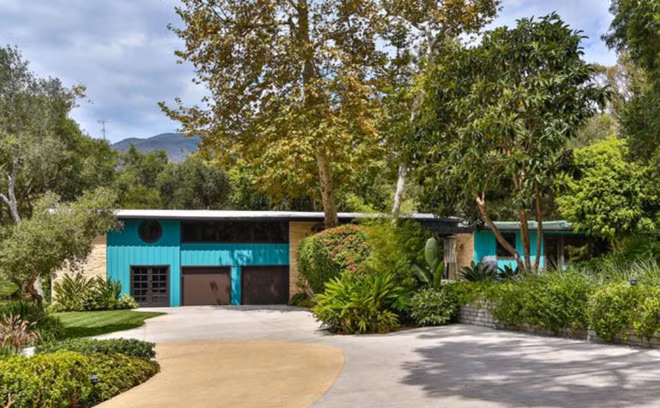 Căn biệt thự mà Miley Cyrus vừa mới bán được cô mua vào đầu năm 2016 với giá hơn 2,5 triệu USD. Bất động sản có diện tích khoảng 129 m2 với 3 phòng ngủ và 3 phòng tắm.