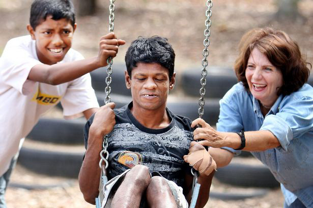 Chang trai bi nhot trong chuong ga den noi quen cach song nhu nguoi-Hinh-5