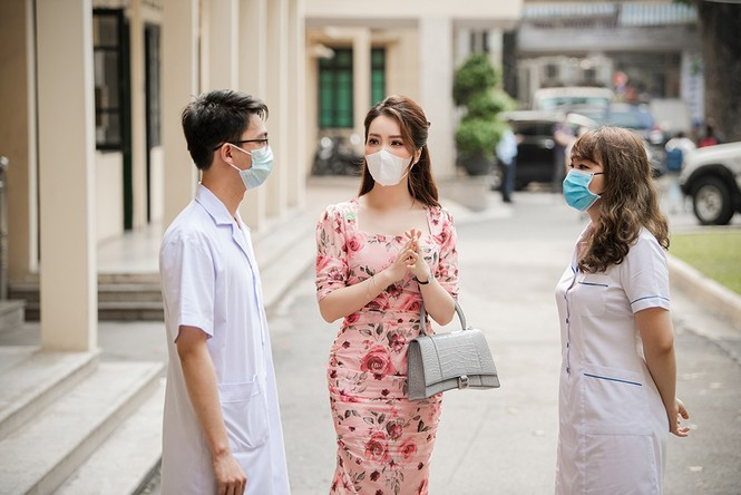 Deo khau trang A hau Thuy Van van xinh dep day cuon hut-Hinh-4