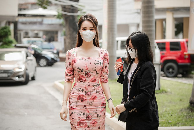 Deo khau trang A hau Thuy Van van xinh dep day cuon hut-Hinh-2