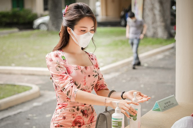 Deo khau trang A hau Thuy Van van xinh dep day cuon hut-Hinh-3