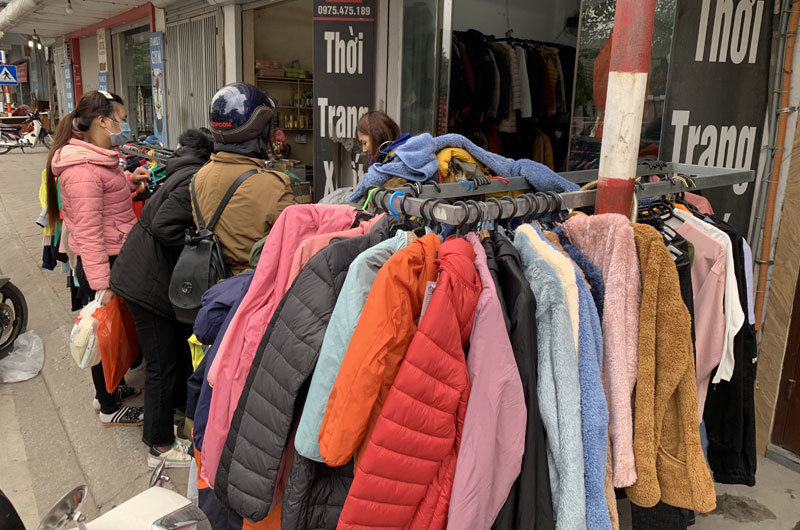 Ba ngay ret dam ban het bay 1.000 chiec ao phao-Hinh-3