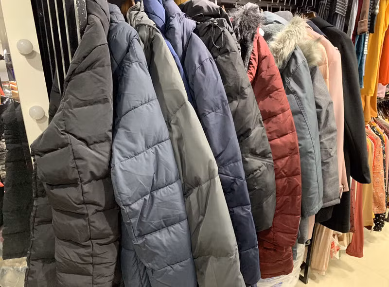 Ba ngay ret dam ban het bay 1.000 chiec ao phao-Hinh-2