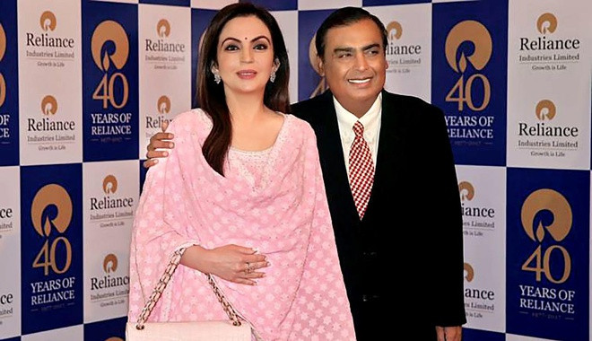 br/> Các con của tỷ phú Ambani được khuyến khích sống kín tiếng, không sử dụng mạng xã hội. Akash, Isha và Anant được cho có tài khoản mạng xã hội song đều để ở chế độ riêng tư. "Tôi không phải là một người có ảnh hưởng và đó cũng không phải là thứ mà tôi muốn trở thành. Tôi không muốn được biết đến nhờ số lượng người theo dõi mình có. Tôi sử dụng mạng xã hội chỉ để giải trí", Isha trả lời phỏng vấn Vogue.