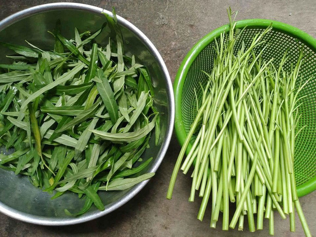 Thanh nien suyt ngat khi ban nhat rau muong sai qua sai-Hinh-2