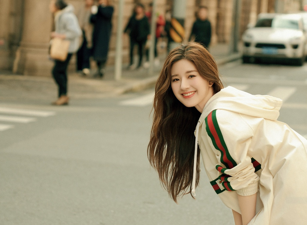 Một MC có quyền lực khác là Uông Hàm cũng là bạn tốt của gia đình cô. Theo Sohu, Uông Hàm không chỉ nhận xét tốt về Triệu Lộ Tư mà còn giới thiệu phim cho cô. Có lẽ nhờ gia thế mạnh Triệu Lộ Tư hầu như không gặp tin đồn tiêu cực.