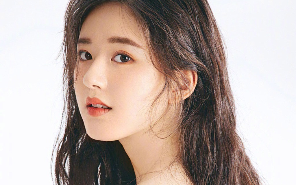 Triệu Lộ Tư còn là nghệ sĩ sở hữu lượng người hâm mộ đông đảo trên mạng xã hội nhờ những video đời thường. Nữ diễn viên có nhiều clip dễ thương, được lan truyền với tốc độ nhanh, với hàng trăm triệu lượt xem.