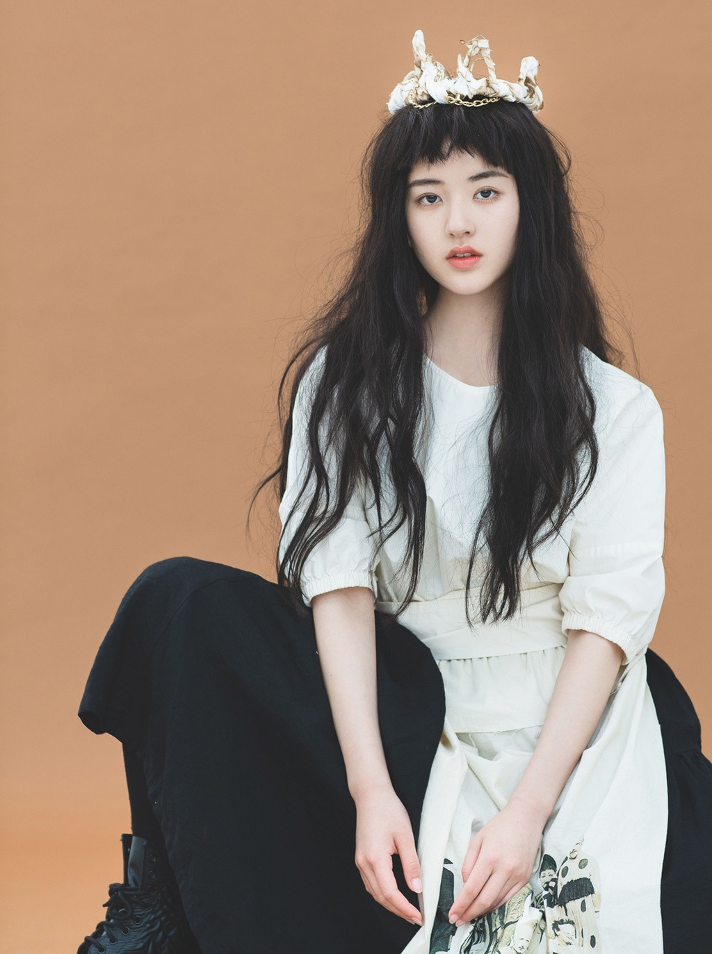 Sohu cho biết cha của Triệu Lộ Tư là doanh nhân giàu có ở Thành Đô. Ông phát triển công ty kinh doanh hàng hải và yêu chiều con gái duy nhất. Cha của Triệu Lộ Tư từng mời MC hàng đầu Trung Quốc Hà Cảnh tới làm người dẫn chương trình trong tiệc sinh nhật của nữ diễn viên.