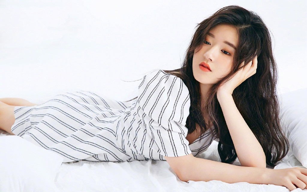 Nhờ thành công của Trần Thiên Thiên trong lời đồn, sự nghiệp của Triệu Lộ Tư đang vươn lên mạnh mẽ. Sina đưa tin có nhiều nhà sản xuất đang nhắm đến Triệu Lộ Tư thay cho Trịnh Sảng vì cô phẫu thuật thẩm mỹ hỏng hay Địch Lệ Nhiệt Ba vì đòi cát-xê quá cao. Mới nhất, Triệu Lộ Tư nhận đóng vai phụ trong phim Trường Ca Hành cũng Ngô Lỗi và Địch Lệ Nhiệt Ba.