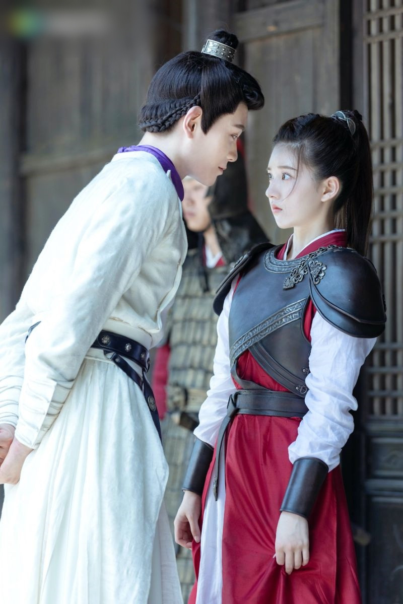 Trong khi đó, Trần Thiên Thiên trong lời đồn chỉ là bộ phim chiếu mạng. Hai diễn viên chính là Đinh Vũ Hề và Triệu Lộ Tư danh tiếng không thể so với cặp Hoàng Cảnh Du hay Địch Lệ Nhiệt Ba. Theo Sohu, chiến thắng của bộ phim nằm ở kịch bản hài hước đậm tính giải trí và sự kết hợp ăn ý của Đinh Vũ Hề và Triệu Lộ Tư. Trong đó, "thánh nữ xuyên không" được đánh giá rất tốt.