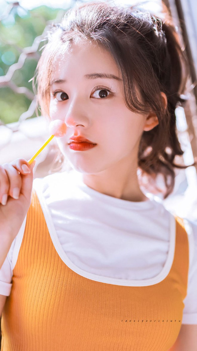 Triệu Lộ Tư xinh đẹp từ nhỏ. Theo Sohu, nữ diễn viên học cấp 3 tại quê nhà Tứ Xuyên nhưng do ngoại hình nổi bật nên bị quấy rối. Sau đó, Triệu Lộ Tư học tiếp đại học ở Đài Loan.