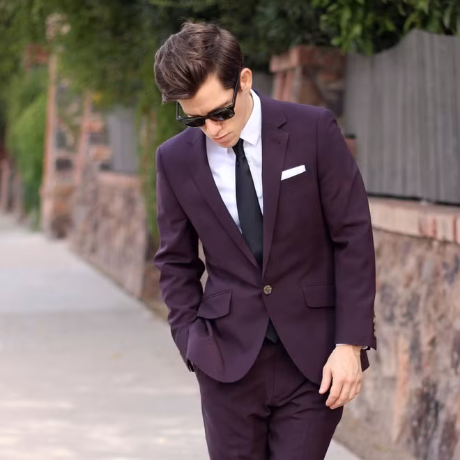 br/> Ăn mặc gọn gàng: Theo đuổi gu thời trang lịch lãm, gọn gàng giúp bạn trông trẻ trung hơn. Lựa chọn những món đồ tôn dáng, có kiểu dáng và màu sắc hiện đại nhằm sử dụng cho nhiều dịp khác nhau. Ảnh: The Modest Man.