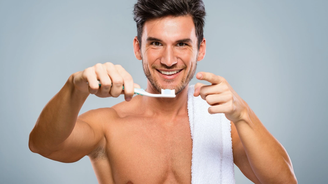  Chăm sóc sức khỏe răng miệng: Nụ cười tươi tắn tạo nên ấn tượng tốt với người đối diện. Các chàng trai nên chăm sóc răng miệng hàng ngày bằng việc chải răng, dùng chỉ nha khoa và khám răng định kỳ. Nếu răng bị ố vàng quá nhiều, cong vênh hoặc hư hỏng, bạn có thể tham khảo các liệu pháp nha khoa thẩm mỹ. Ảnh: Lifestylebyps.