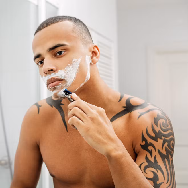 br/> Cạo râu: Cạo râu giúp các chàng trai trông trẻ hơn. Nếu thích nuôi râu, bạn nên thường xuyên cắt tỉa nó gọn gàng. Ảnh: Pinterest.