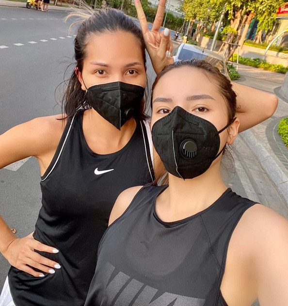 Khác với mọi khi, Kỳ Duyên - Minh Triệu không khoe ảnh check-in ở các khu nghỉ dưỡng cao cấp, những sự kiện thời trang, thay vào đó cặp đôi liên tục đăng ảnh tập thể dục cùng nhau. Hoa hậu Việt Nam 2014 là một trong những sao Việt chăm tập thể thao, kêu gọi mọi người chú trọng việc tập luyện để tăng sức đề kháng chống dịch bệnh.