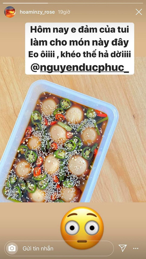 Hòa chung "không khí ăn uống" của dàn sao Vbiz, Hòa Minzy cũng khoe món ăn được Đức Phúc gửi tặng. Mới đây, nhóm Hoa dâm bụt của Hòa Minzy, Đức Phúc, Erik đã cùng nhau góp 300 triệu đồng và 3 tấn gạo để ủng hộ Chính phủ trong công tác phòng chống dịch bệnh.