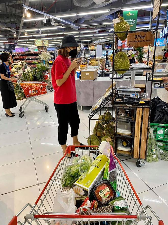 Sau khi chạy bộ, Kỳ Duyên - Minh Triệu đi siêu thị và ưu tiên mua rau xanh. Trên trang cá nhân, Hoa hậu sinh năm 1996 cho biết đây là lúc cô dành thời gian để chăm sóc bản thân sau cả năm bận rộn.