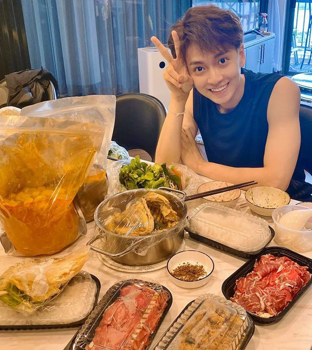Trong những ngày cách ly xã hội, ca sĩ Ngô Kiến Huy liên tục khoe ảnh check-in bên đồ ăn. Anh mặc quần áo thoải mái, tạo dáng dễ thương cạnh bàn ăn đầy ắp. Tuy nhiên, chủ nhân Giả vờ yêu cho hay tất cả "gia sản" hiện có của anh đều do bạn bè gửi tặng.
