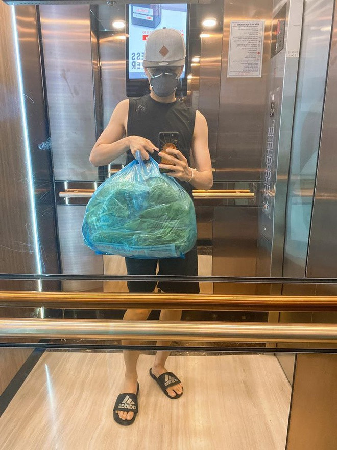 Thực hiện chủ trương không ra ngoài khi không cần thiết, Ngô Kiến Huy đã gọi ship rau đến tận nhà. Anh vui đùa rằng số rau mình mua được đủ chia cho cả xóm.