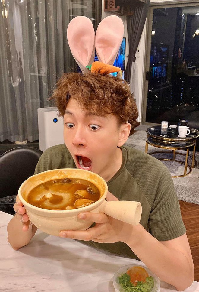 Nam ca sĩ sinh năm 1988 bày tỏ niềm hạnh phúc khi nhận được quà từ Huỳnh Phương, Tiến Luật, Khả Như và nhiều bạn bè khác. Giống với đa phần sao Việt, trong khoảng thời gian cách ly, Ngô Kiến Huy "nhuộm kín" trang cá nhân bằng ảnh đồ ăn.