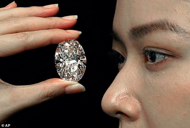 “Lác mắt” trước viên kim cương đẹp nhất thế giới, giá gần 800 tỷ - 4