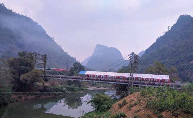 Xôn xao hình ảnh người dân dựng rạp đám cưới giữa cầu Xon xao hinh anh nguoi dan dung rap dam cuoi giua cau