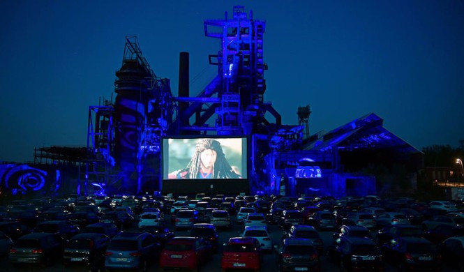 Ngồi ôtô riêng xem phim ở rạp ngoài trời thời dịch COVID-19 gây 'sốt' Ngoi oto rieng xem phim o rap ngoai troi thoi dich COVID-19 gay 'sot'