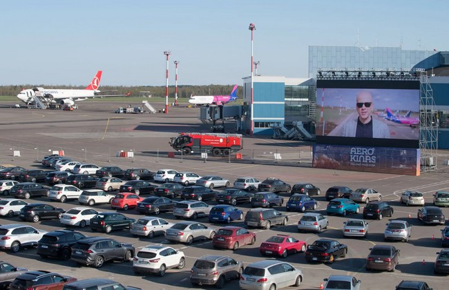 Ngồi ôtô riêng xem phim ở rạp ngoài trời thời dịch COVID-19 gây 'sốt' - Hình 2 Ngoi oto rieng xem phim o rap ngoai troi thoi dich COVID-19 gay 'sot'-Hinh-2