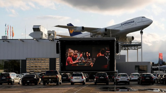 Ngồi ôtô riêng xem phim ở rạp ngoài trời thời dịch COVID-19 gây 'sốt' - Hình 9 Ngoi oto rieng xem phim o rap ngoai troi thoi dich COVID-19 gay 'sot'-Hinh-9