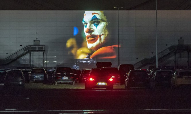 Ngồi ôtô riêng xem phim ở rạp ngoài trời thời dịch COVID-19 gây 'sốt' - Hình 6 Ngoi oto rieng xem phim o rap ngoai troi thoi dich COVID-19 gay 'sot'-Hinh-6