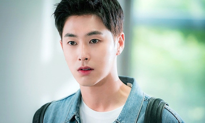  Yunho (TVXQ) là ca sĩ có xuất phát điểm khó khăn. Cha nộp đơn phá sản từ năm 12 tuổi, Yunho phải sớm đi làm trả nợ và kiếm tiền nuôi em gái học tập. "Tôi từng nghĩ cha mình ngoại tình vì luôn ra ngoài từ 4h sáng. Tôi theo dõi và biết được cha đi làm để nuôi gia đình", ngôi sao 34 tuổi tâm sự. Thời điểm mới học việc, anh từng phải ngủ ở ga tàu điện ngầm vì không có tiền. Đến khi gặp Junsu và được bạn giúp đỡ, idol Hàn đã vực dậy thành ca sĩ nổi tiếng. Ảnh: Instagram.